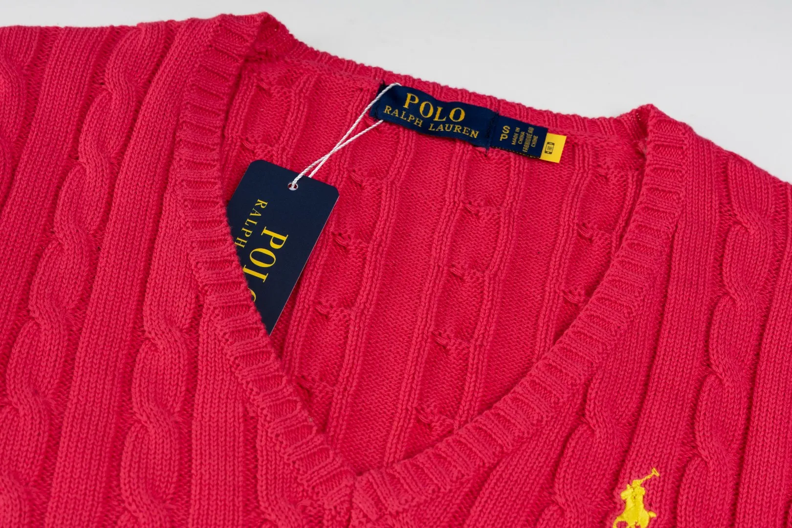 P210 #R90 RALPH LAUREN Thirteen colors of Ralph Lauren classic small label embroidery V-neck pullover cable cardigan sweater women's top, high-density LOGO embroidery on the chest, original customization of tag accessories. Made of pure cotton yarn, pure cotton is skin-friendly and comfortable, small label war horse embroidered twist button V-neck sweater🐎High quality, follow the blogger to learn how to wear it! Let’s buy a Ralph Lauren cable sweater. It’s a super hard-to-find series after it became popular. It’s hard to find one on the official website. It’s simple and practical to wear, with a lazy and loose feel. The thickened fabric has more texture, feels soft and delicate, and has a loose fit. Whether worn alone or layered, you can wear different styles of fashion with just one piece!   Size： Sleeve length: 60/61/62/63